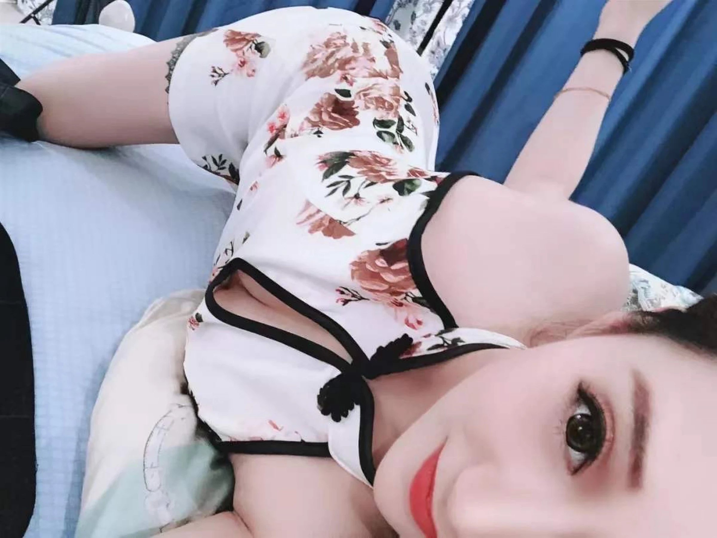 梦蝶 in a revealing pose showing off her figure